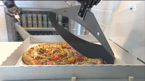 Découpe de la Pizza par le robot Pazzi