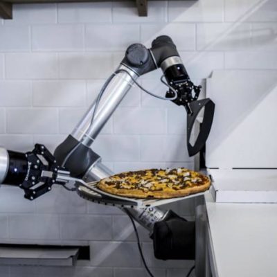 Bras articulé du robot déplace une pizza