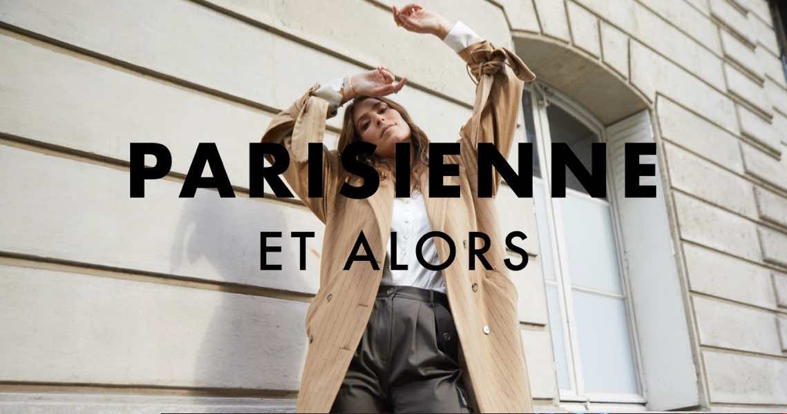 Femme pose pour une photo dans les rues de Paris