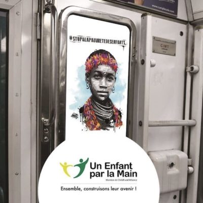 Mlle Pitch signe la campagne publicitaire 2021 de l’association Un Enfant par la Main « Stop à la pauvreté des enfants »