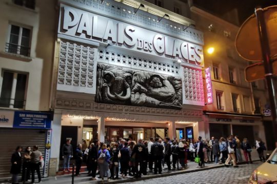 File d'attente devant le Palais des Glaces