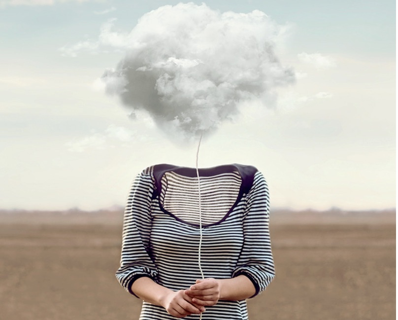 Représentation d'une femme la tête dans les nuages à la manière de Magrit 