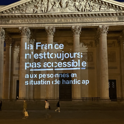 Mlle Pitch soutient dans les médias le stunt AU PIED DU MUR d’Apf France handicap 